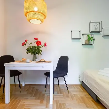 Apartment C W/balcony *